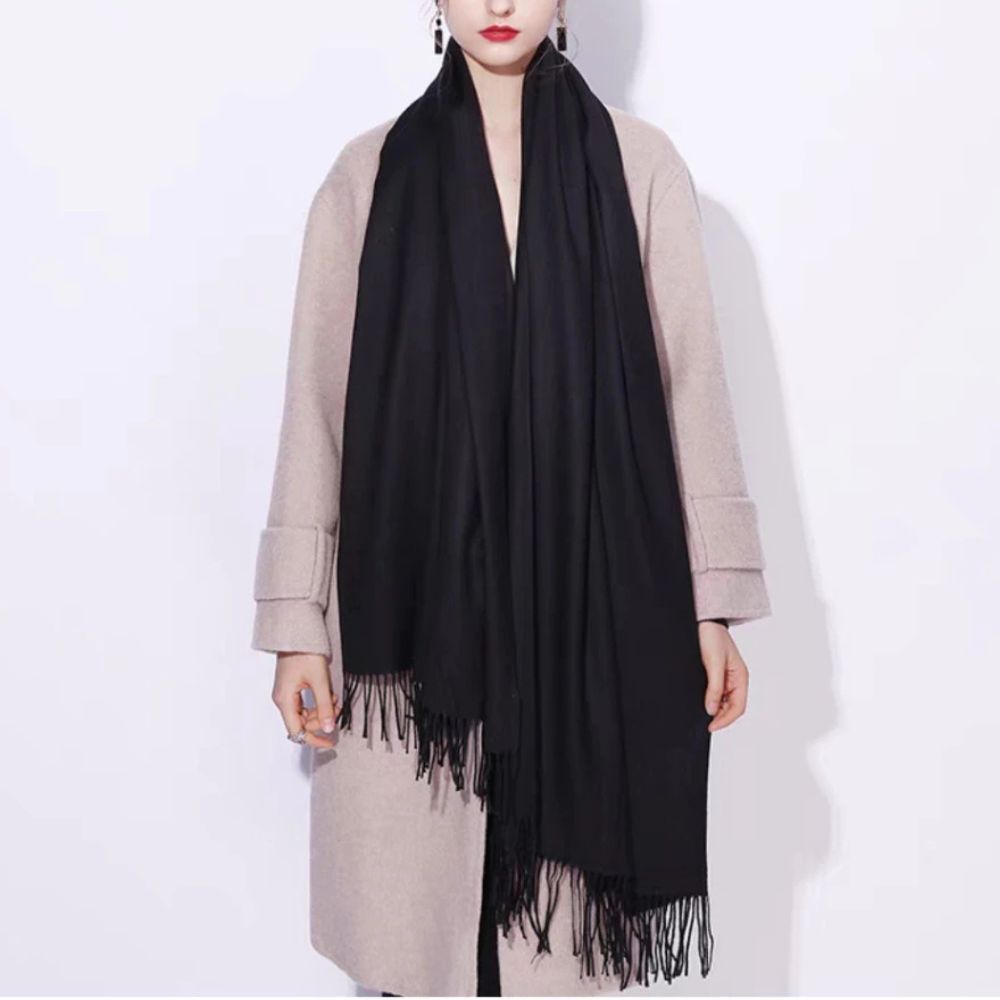 Cachecol Feminino com Franjas em Pashmina Liso